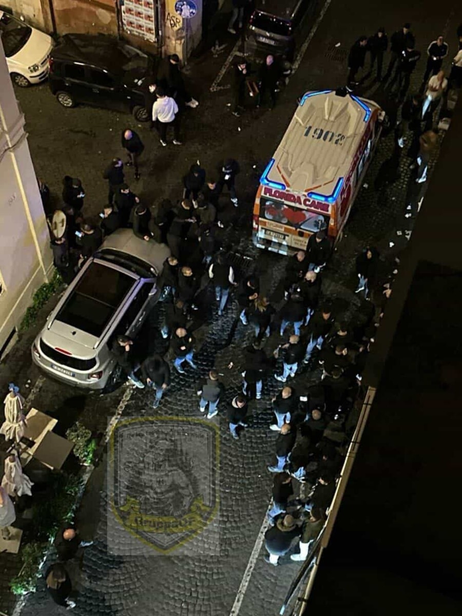 Roma, scontri tra tifosi della Lazio e Real Sociedad: tre feriti. Scene di guerriglia a Monti