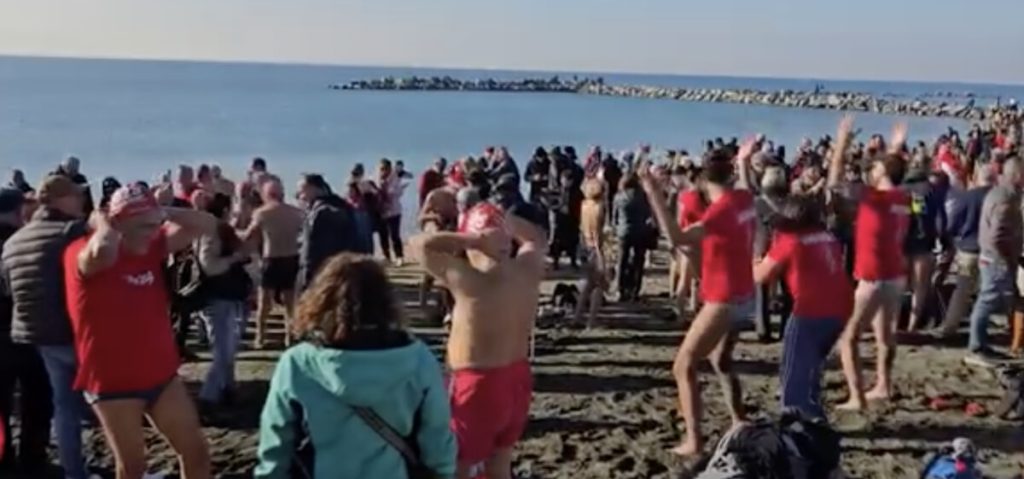 I romani sfidano il freddo per salutare il nuovo anno. In 500 si tuffano nel mare di Ostia