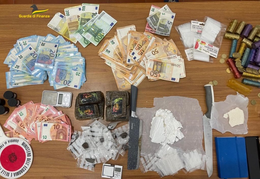 La droga corre in auto: arrestati due pusher. Sequestrato un chilo di stupefacente