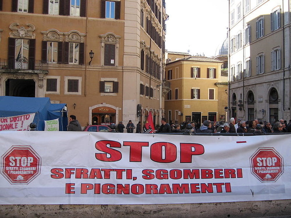 Rinviato lo sfratto per la donna vittima di violenza e con due minori a Casal del Marmo