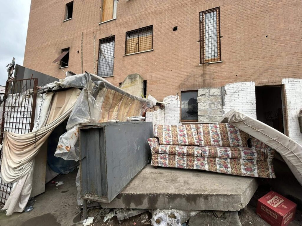 Sgomberato il palazzo occupato di via Raffaele Costi
