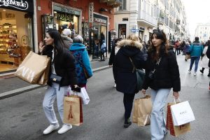 Saldi a Roma, i turisti stranieri spendono meno dei romani
