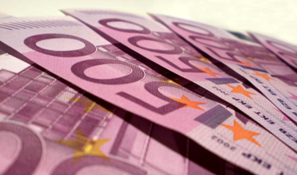 Carte false per ottenere finanziamenti europei: tredici indagati