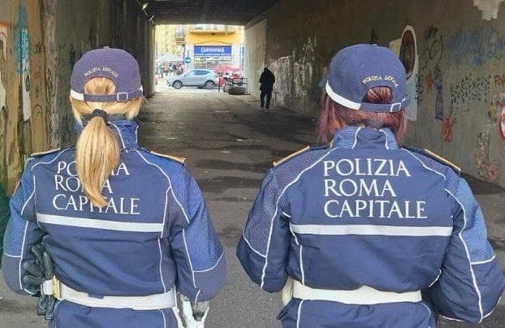 Il sottopasso della stazione usato come tetto da dieci senza dimora, allontanati dal tunnel
