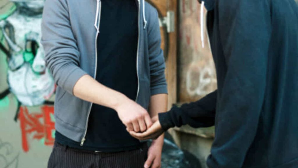 A Roma ci sono sempre più baby pusher, in un anno oltre 400 minorenni sono finiti sotto indagine