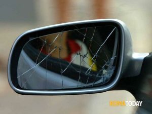 Spacca specchietti delle auto, poi aggredisce i carabinieri con calci e pugni