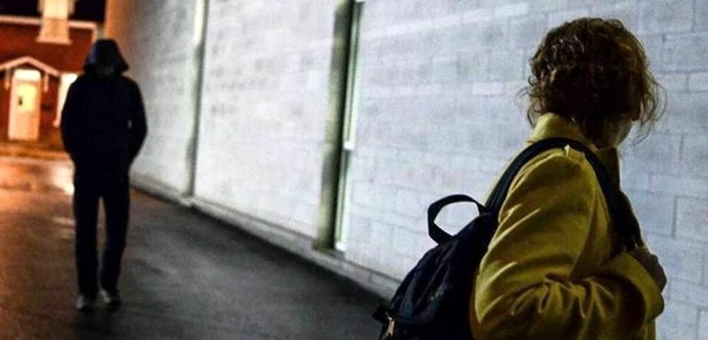 Rifiuta le avance dell'ex datore di lavoro. Pedinata e speronata in auto