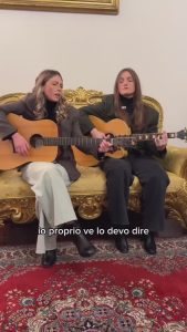 VIDEO | Gualtieri nell'anomalo trio con le Stereotipe, gli stornelli per il Giubileo sono virali