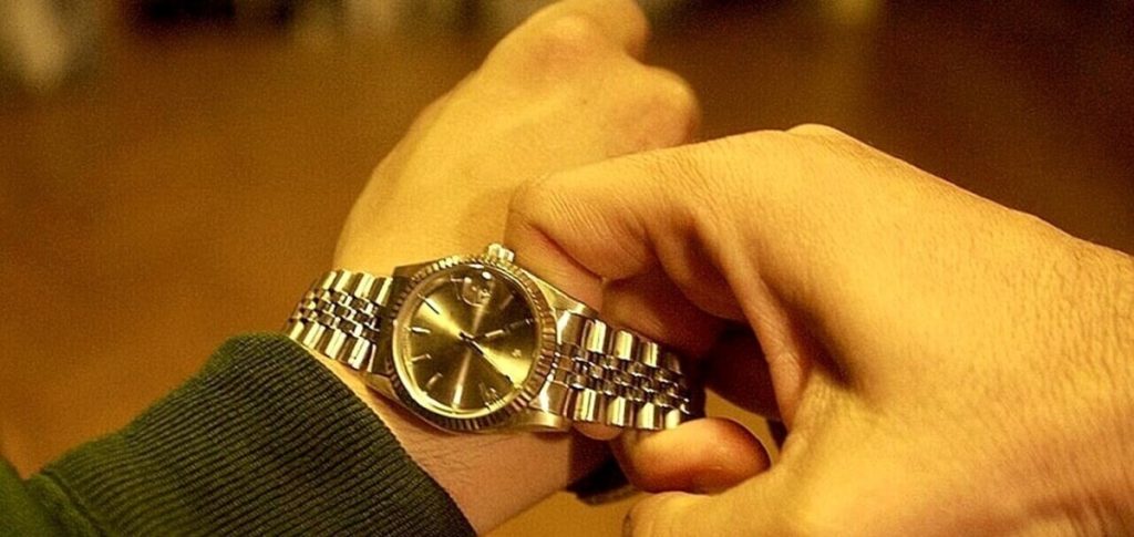 Trovato con Rolex rubati picchia i carabinieri con calci e pugni