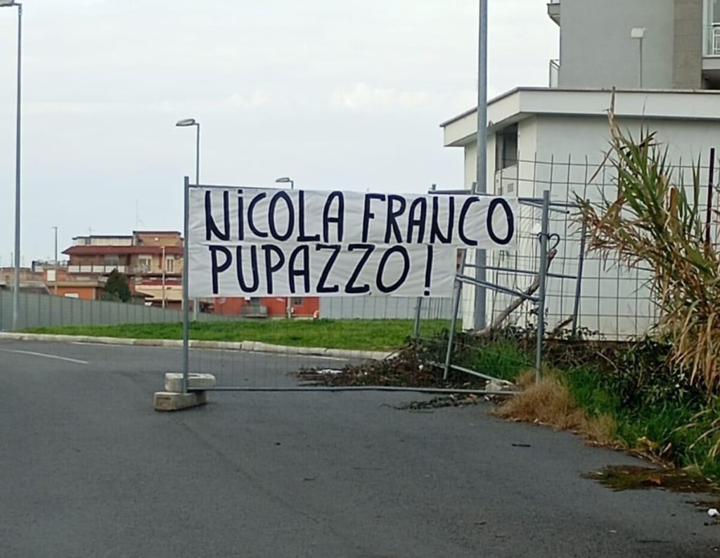 Giardinetti, manifesti contro il presidente Franco per l'antenna telefonica di via Ierace
