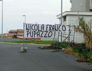 Giardinetti, manifesti contro il presidente Franco per l'antenna telefonica di via Ierace