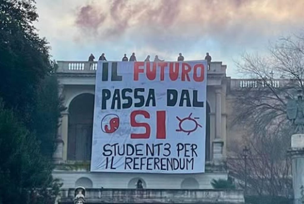 Maxi striscione e fumogeni in piazza del Popolo, l'iniziativa degli studenti per il referendum