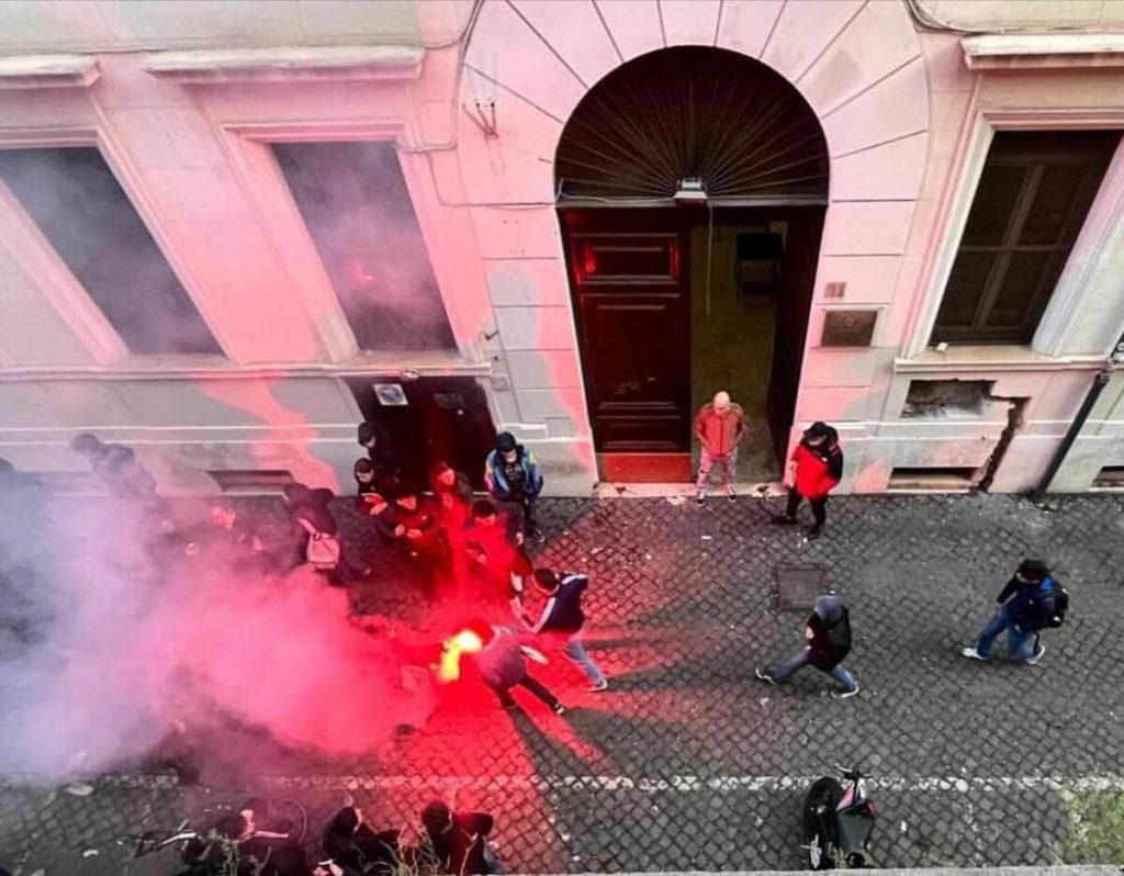 Tensioni davanti al liceo nel centro di Roma, i collettivi: "Fuori i fascisti dalla nostra scuola"