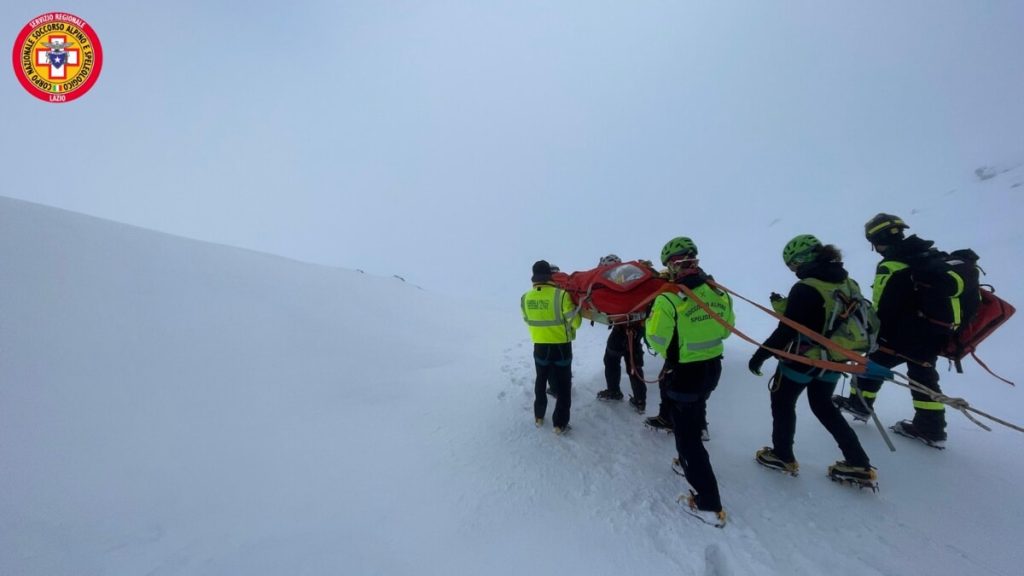 Alpinista precipita nel canale dalla vetta della montagna, è grave