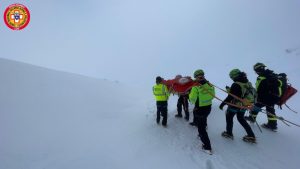 Alpinista precipita nel canale dalla vetta della montagna, è grave