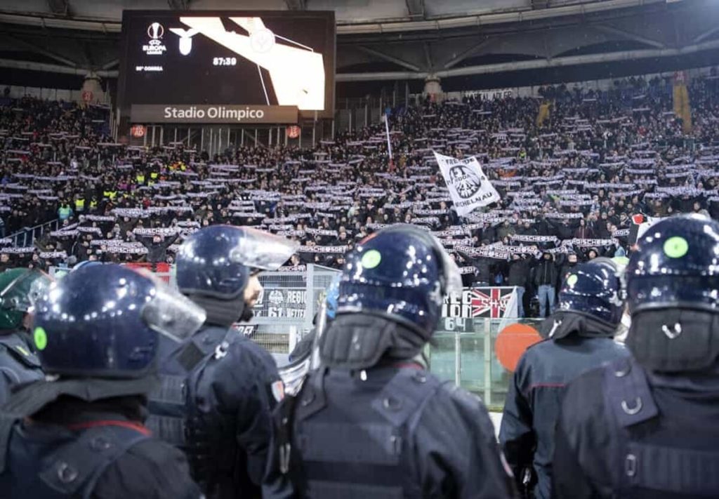 Roma-Eintracht: città blindata per l'arrivo di 3.500 ultras tedeschi. A Napoli bruciarono auto della polizia