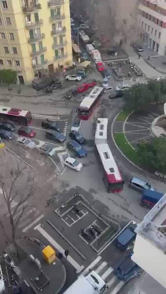 Traffico in tilt a piazzale delle Province e l'ambulanza non riesce a passare
