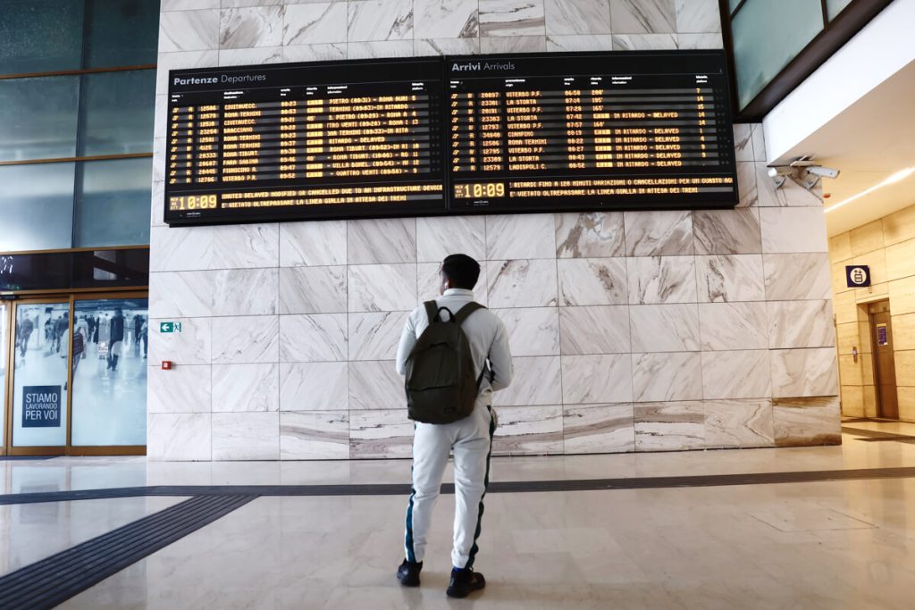 Treni nel caos a Roma per un guasto a Milano, ritardi fino a 3 ore