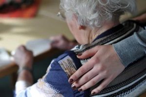 "Mi è caduto un orecchino sul balcone": la scusa, poi il raggiro ai danni di un'anziana. Rubati oro e contanti