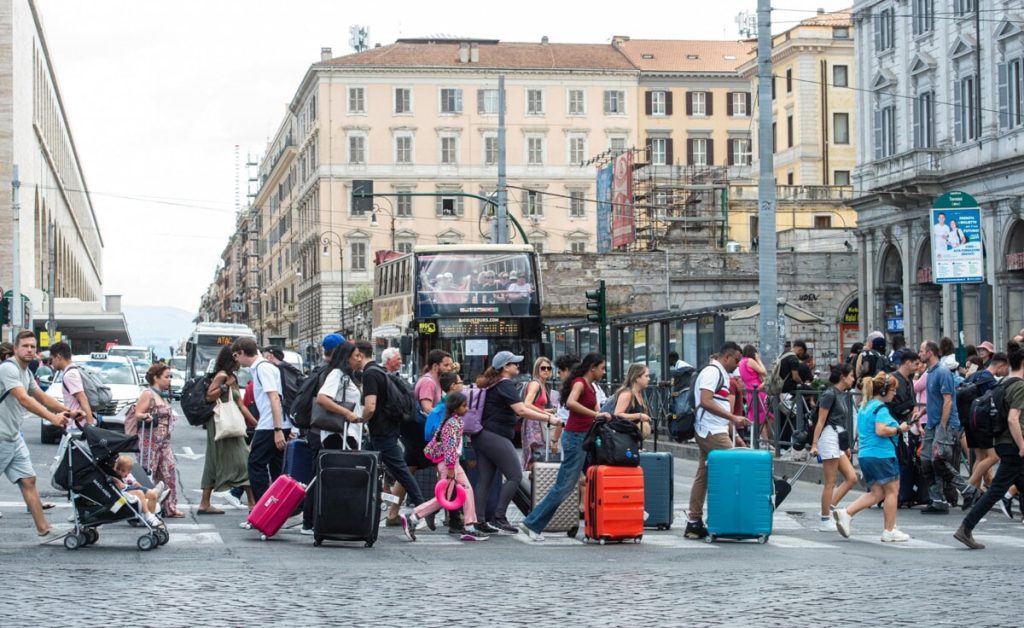 Tre notti e via. Numeri, mappe e storie della Roma diventata albergo