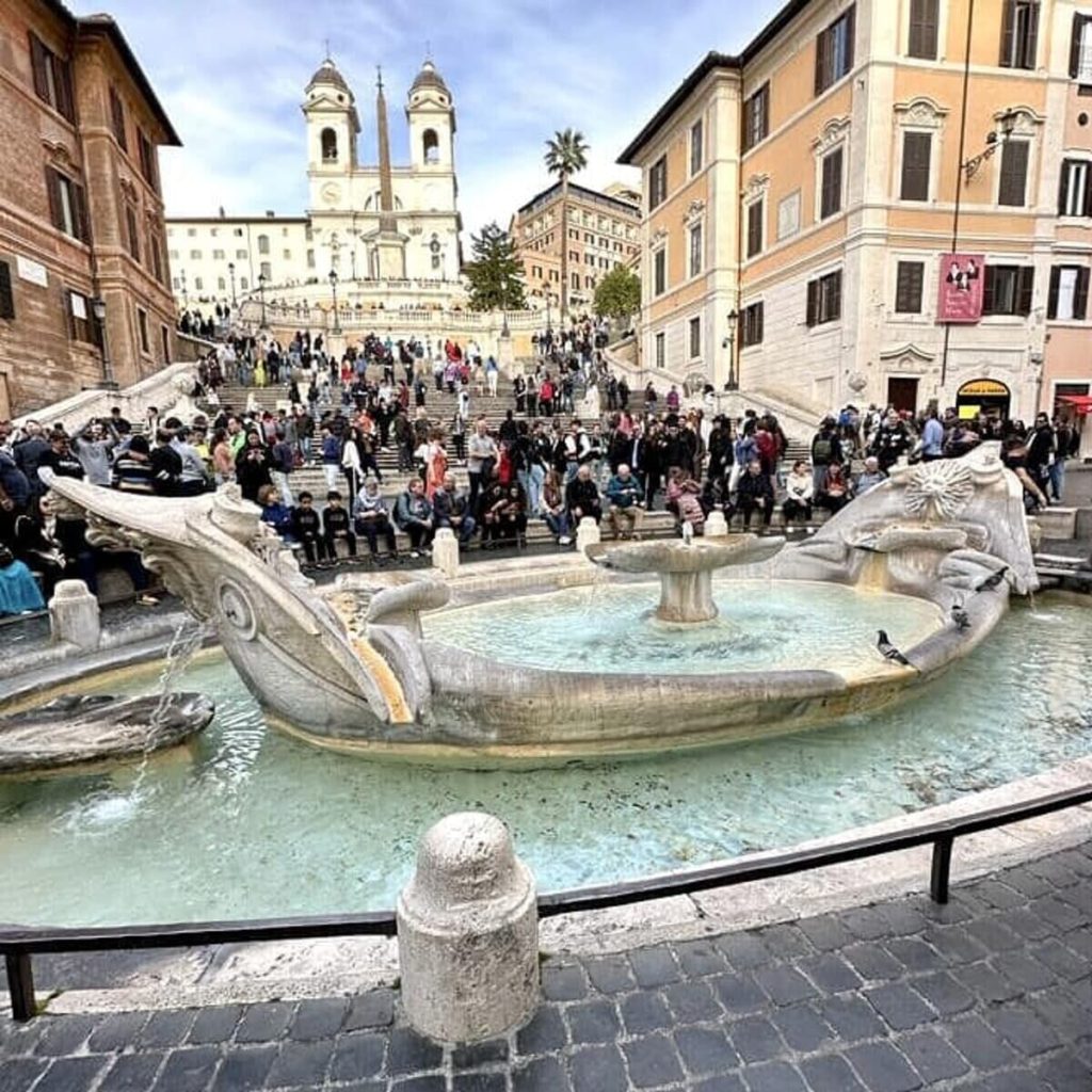 Piazza di Spagna, tutti d'accordo: “Niente pranzi al sacco” all'ombra della Barcaccia