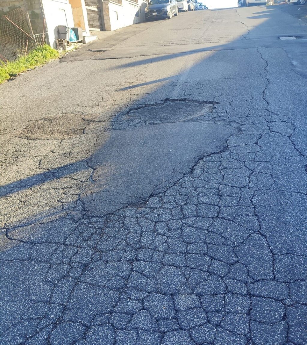 VI municipio, le strade sono un colabrodo con la manutenzione ferma dall'estate