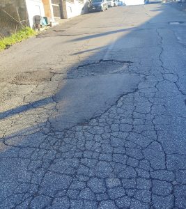 VI municipio, le strade sono un colabrodo con la manutenzione ferma dall'estate
