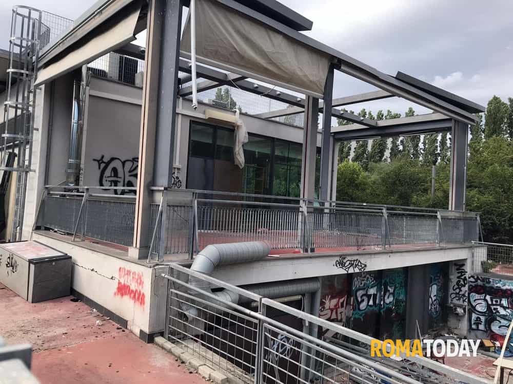 Colli Aniene, piazzale Loriedo al buio e nel degrado. I residenti: "La sera è pericoloso passarci dentro"