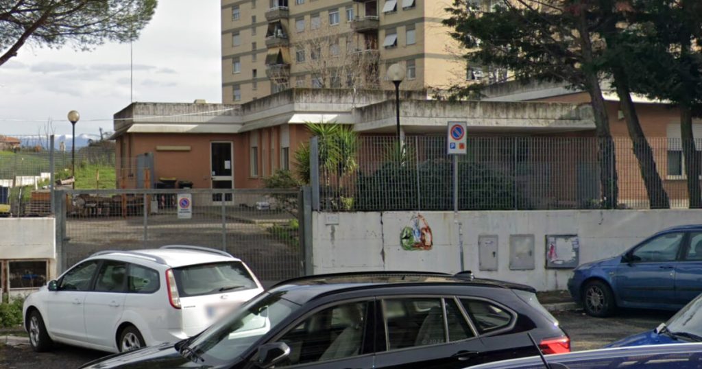 Ladri sfondano la porta della scuola e rubano cibo dalla mensa