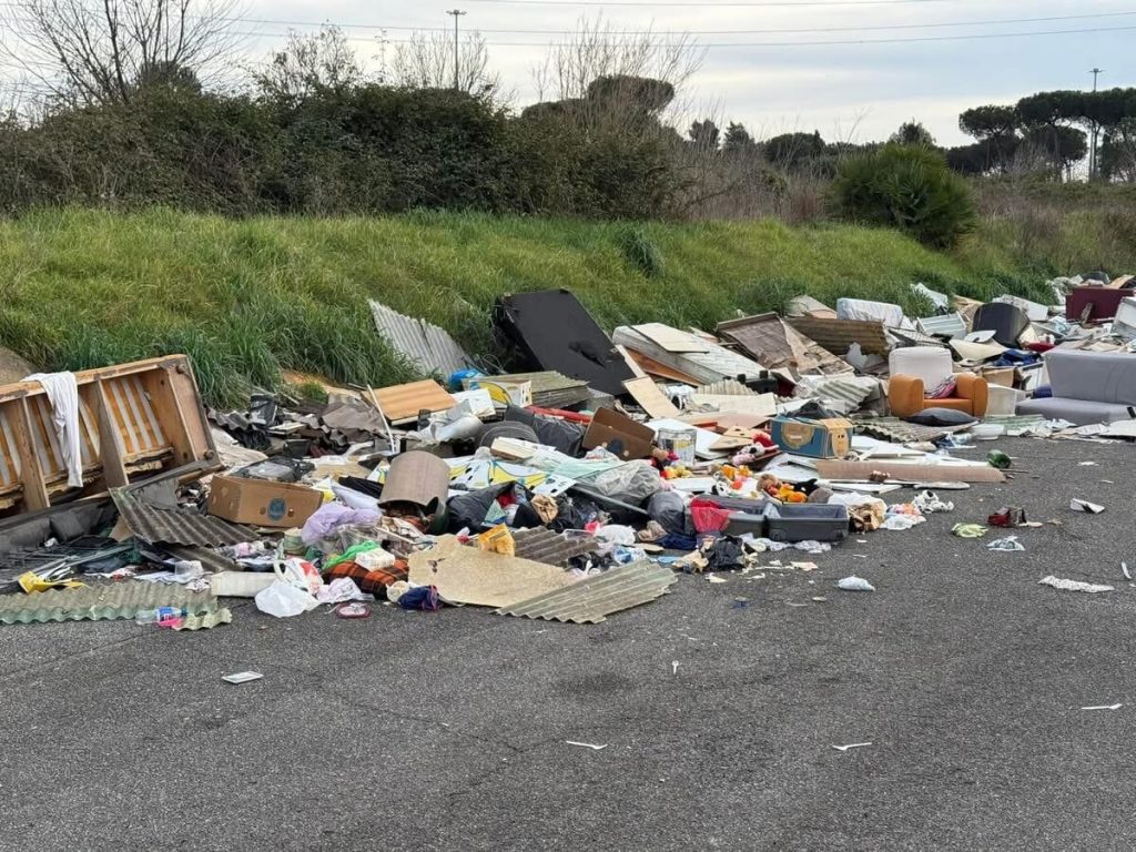 Una distesa di rifiuti abbandonati davanti alla sede dei vigili: "Ci sono anche lastre di amianto"