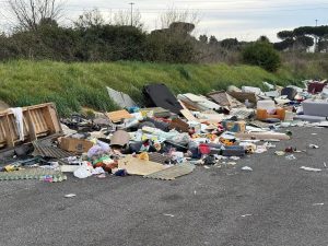 Una distesa di rifiuti abbandonati davanti alla sede dei vigili: "Ci sono anche lastre di amianto"