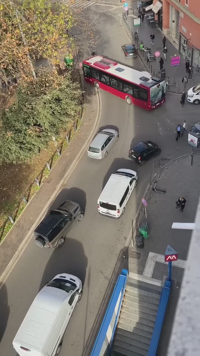 Roma, l'ennesima auto in sosta selvaggia blocca il bus e paralizza il traffico
