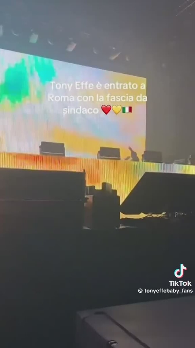 Tony Effe con la fascia da sindaco. Ecco come è andato il suo concerto di Capodanno