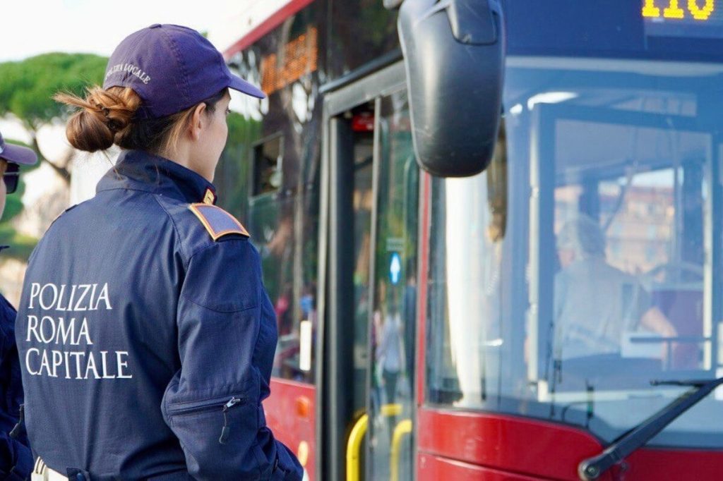 Donna con Alzheimer si allontana da casa, ritrovata su un autobus di linea