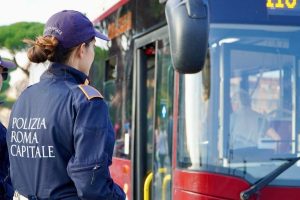 Donna con Alzheimer si allontana da casa, ritrovata su un autobus di linea