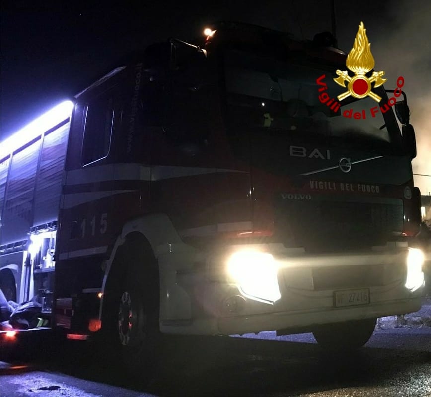 Derby Roma Lazio: auto in fiamme sul lungotevere dopo l'esplosione di una bomba carta