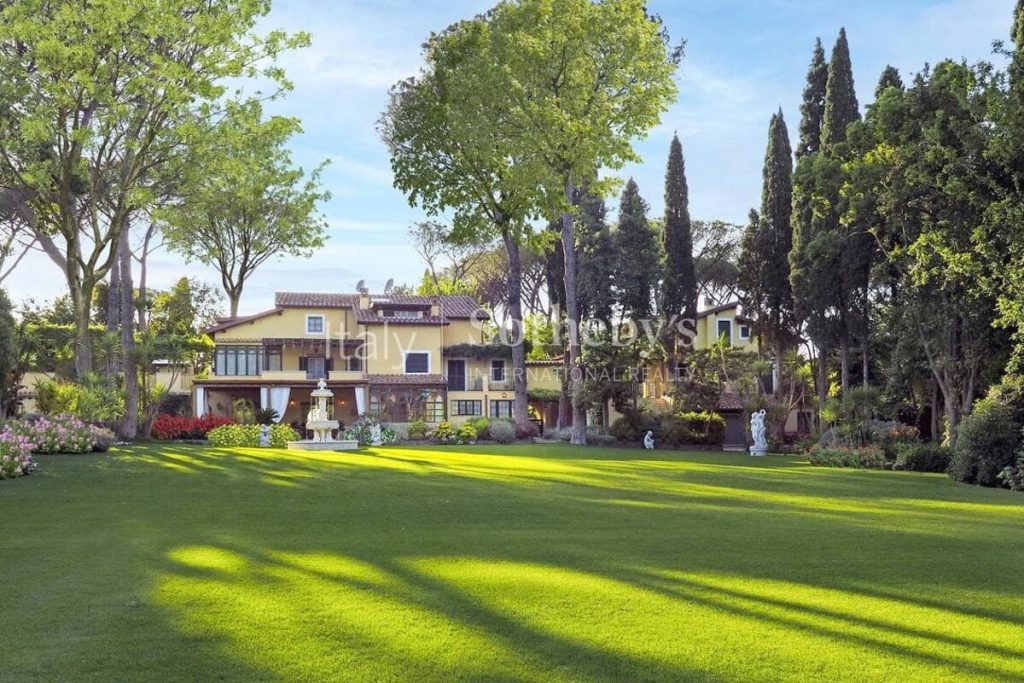 Quanto costa la dimora romana di Berlusconi, messa in vendita dagli eredi del Cavaliere