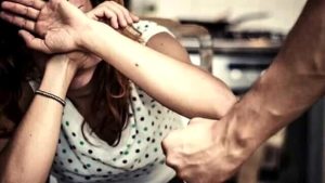 Presa a bottigliate in faccia dal compagno. Picchiata da lui pure al pronto soccorso