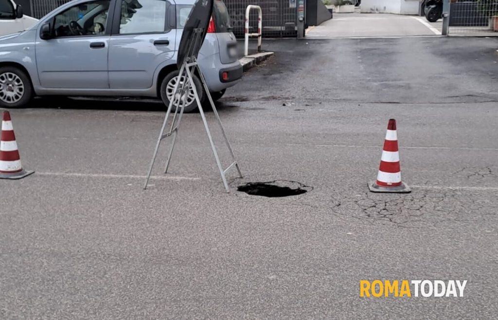 Cinecittà, l'asfalto crolla e si apre una voragine