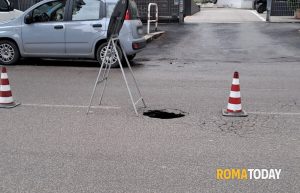 Cinecittà, l'asfalto crolla e si apre una voragine