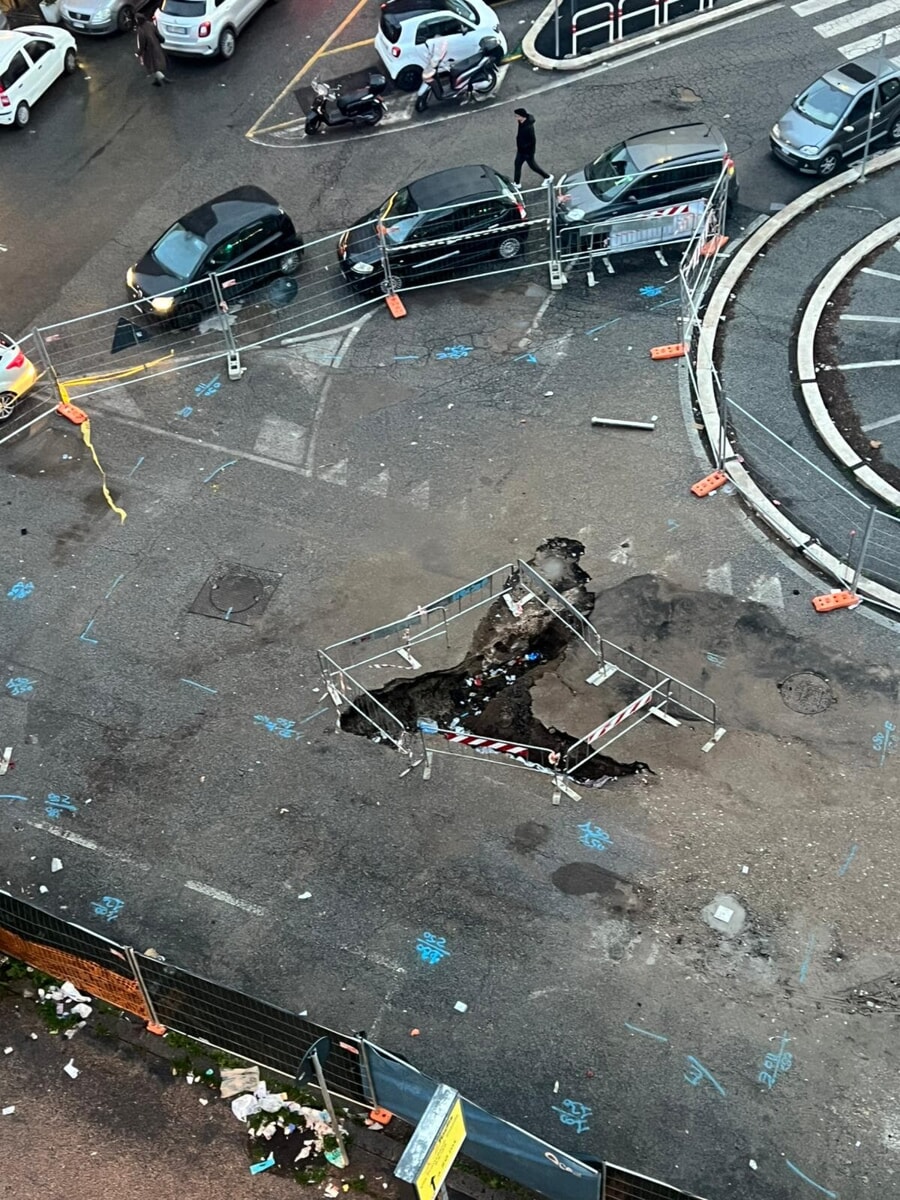 Voragine a piazza Pio XI, tempi lunghi e ritardi sulla riparazione della buca: "Gualtieri intervenga"