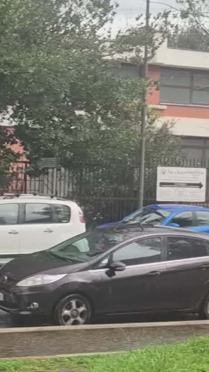 La sosta selvaggia ferma tre mezzi dell'Atac davanti agli uffici anagrafici
