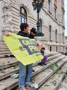 Blitz ambientalista al Parlamento: spazzatura e ortaggi sulla scalinata di Montecitorio