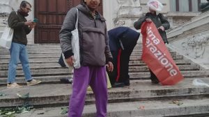Spazzatura a Montecitorio: ambientalisti placcati sulla scalinata del Parlamento (video)