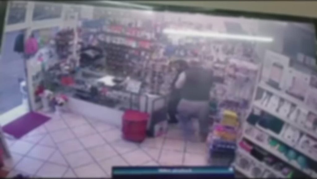 Aggredito da un malvivente, commerciante lo allontana con un bastone. Il video della tentata rapina