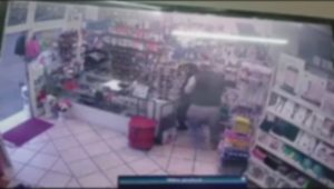 Aggredito da un malvivente, commerciante lo allontana con un bastone. Il video della tentata rapina