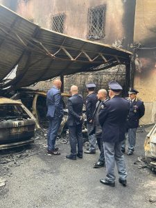 Attentato alla polizia, il questore mostra i muscoli: "Non ci hanno fatto niente". È caccia all'uomo