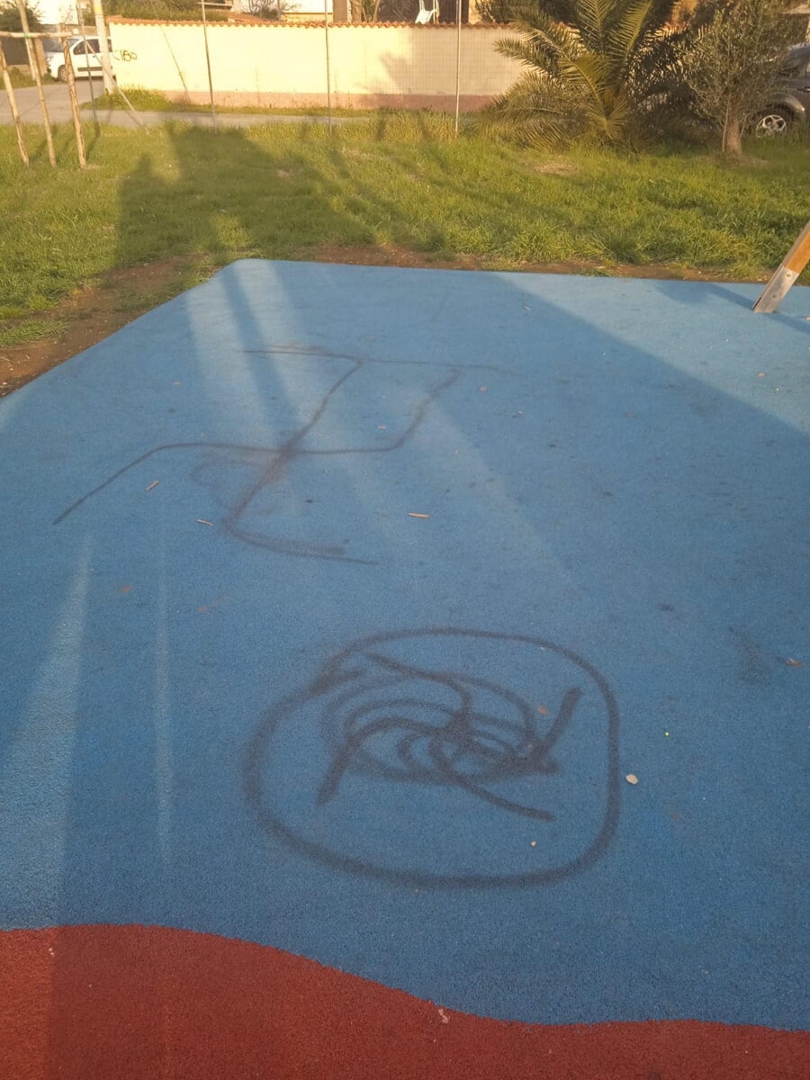 Svastiche e bestemmie nel parco giochi di Roma inaugurato cinque mesi fa