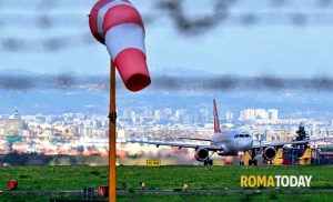 Incendio alla base della torre di controllo, sospeso il traffico aereo a Ciampino