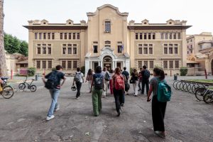 Se vivi in periferia non puoi iscriverti. Quando la scuola è di classe